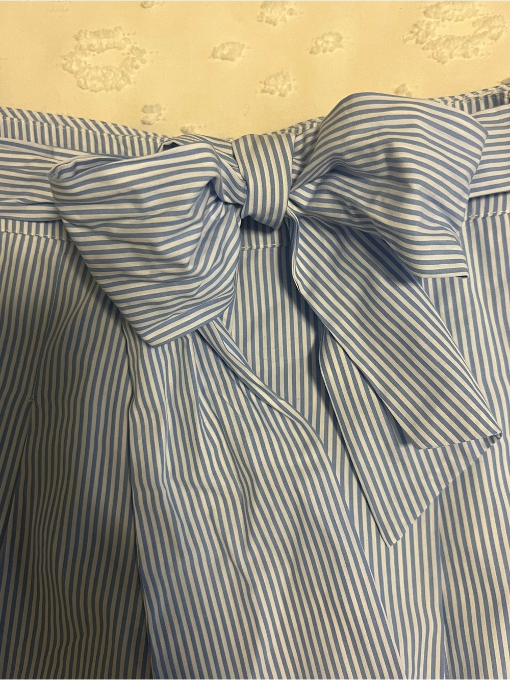 Crown and Ivey “Hello Spring” bow tie shorts. Blue and white size 4